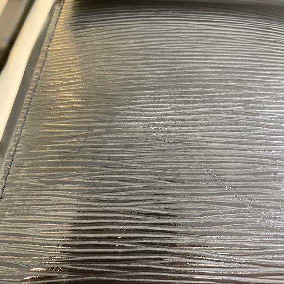 Louis Vuitton Cluny MM Epi - Picture 10 of 10